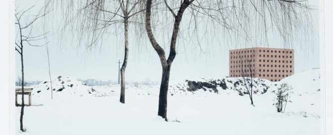 Immagine di Luigi Ghirri, Modena, Cimitero di San Cataldo (di Aldo Rossi), 1985 © Eredi di Luigi Ghirri