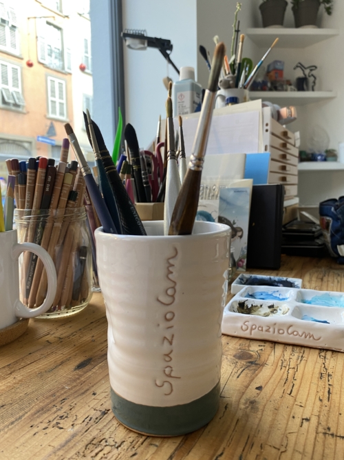 Immagine del porta pennelli di Spazio Cam in ceramica